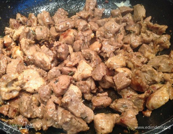 Добавьте баранину, поперчите и обжарьте на сильном огне до золотистости.