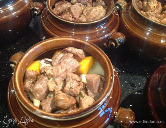 Сверху выложите баранину.