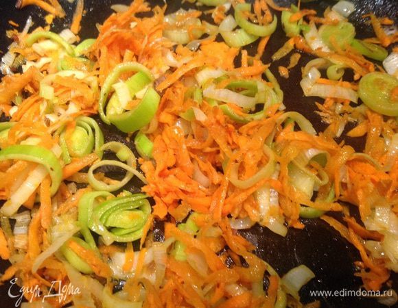 Лук-порей нарежьте кольцами, морковь почистите и натрите на крупной терке. На сковороду, в которой жарилась баранина, налейте 1 ст л масла и обжарьте порей и морковь. Выложите в горшочки.