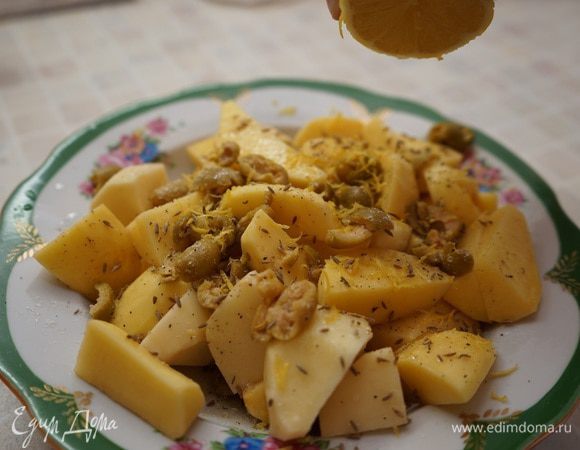 Картофель почистить (молодой картофель, конечно же, чистить не надо!), крупно порезать. Переложить в миску и смешать с нарезанными оливками, посыпать зирой, цедрой с одного небольшого лимона, посолить, поперчить, сбрызнуть лимонным соком. Хорошо перемешать и выложить в глубокую разогретую сковороду. 