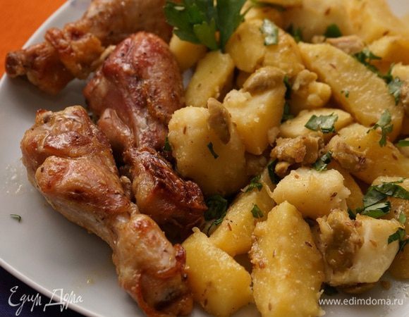 У нас эта картошечка была с куриными ножками с коричневым маслом и мёдом по рецепту от Али (Апрель) http://www.edimdoma.ru/retsepty/53601-kurinye-krylyshki-s-korichnevym-maslom-i-medom. Пряная ароматная, с лимонной кислинкой  картошка со сладковатыми кусочками курицы. Интересное сочетание получилось. Вот такая дружба народов в одной тарелке!