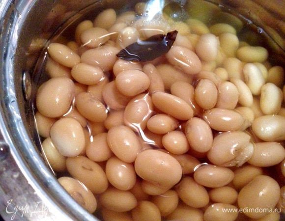 Для этого супа лучше всего брать белую фасоль, цвет будет таким же нежным, как и консистенция. Замочить ее на ночь в большом количестве воды. Утром воду слить, положить разбухшую фасоль в кастрюлю, добавить воду, лавровый лист и свежую веточку розмарина (у меня был сухой). Поставить кастрюлю на огонь и варить до готовности фасоли.