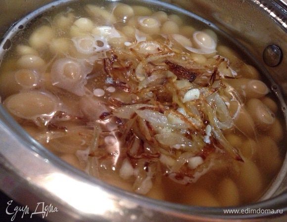 Готовый лук добавить к фасоли, посолить, поперчить и проварить еще минут 10-15.