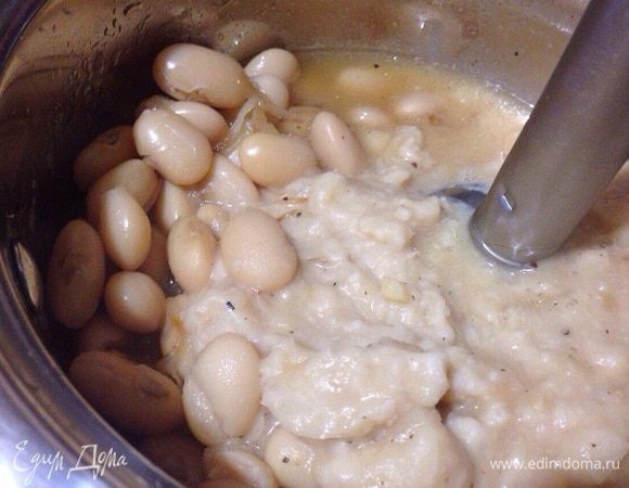 После того, как фасоль с луком сварятся, переложить их вместе с небольшим количеством жидкости в другую посуду. Удалить веточку розмарина и лавровый лист. Измельчите при помощи блендера.