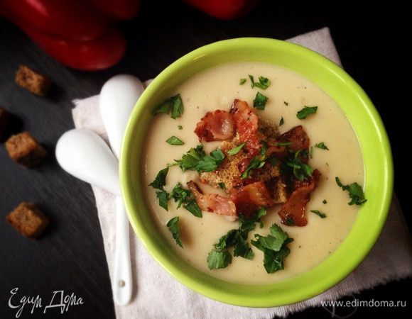 При подаче посыпать зеленью, сухариками и поджаренным беконом или кусочками отварного куриного мяса. Приятного аппетита!