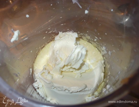 Добавляем маскарпоне. Медленно перемешиваем, чтобы не перебить.