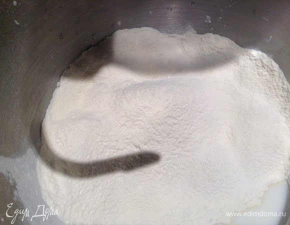 Смешать все ингридиенты, кроме масла.( дрожжи- 1ч. л. с горкой, а водка делает мякиш воздушным...).