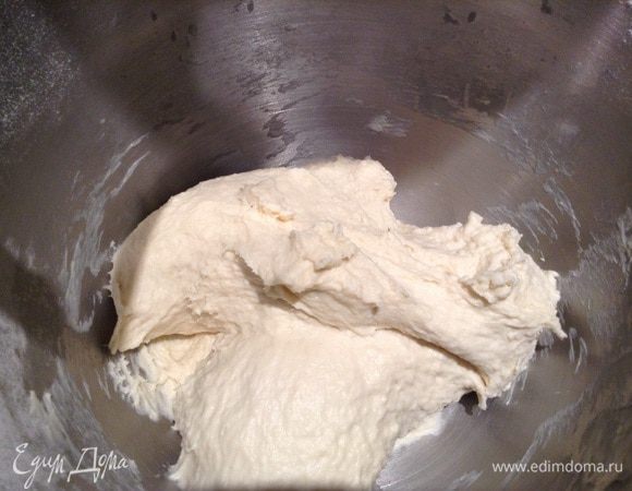 Вымешивать 10 минут в комбайне(руками минут 25...., очень сложно...).