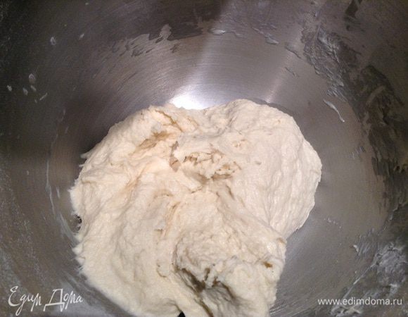 В три этапа добавить размягченное масло. После каждой ложки масла надо хорошо вымесить.