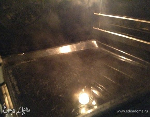 Духовку разогреть до 250*. На дно поставить емкость с кипятком.