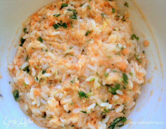 Филе семги измельчить в блендере. Рис отварить до готовности, слить воду и охладить. Добавить в фаршу вареный рис, натертый на терке лук, мелко нарезанную петрушку, соль, перец и специи для рыбы по вкусу. Хорошо перемешать фарш и выбить для придачи ему однородной вязкой массы.