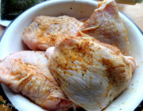 Моем,обсушиваем,натираем приправами для курицы.