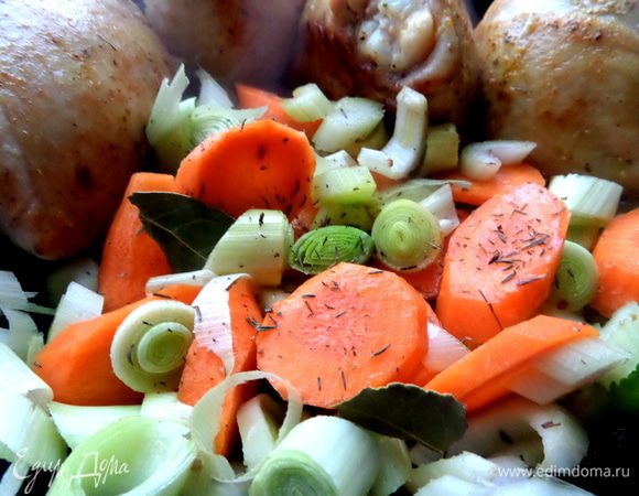 Теперь добавляем овощи,присыпаем тимьяном,солью,кладём лаврушку.