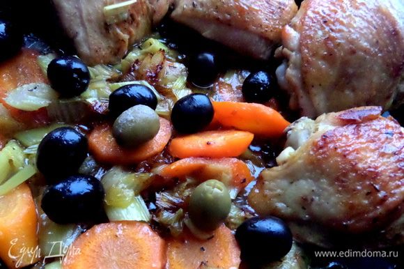 Овощи,курицу перемешиваем,добавляем маслины,накрываем крышкой и тушим до готовности на маленьком огне.