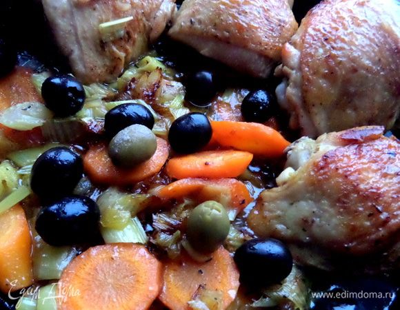 Овощи,курицу перемешиваем,добавляем маслины,накрываем крышкой и тушим до готовности на маленьком огне.