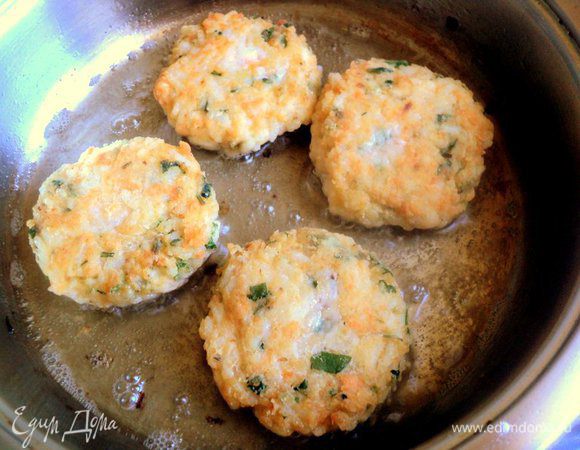 Сформировать из фарша небольшие котлетки, панировать в муке и поджарить на растительном масле с двух сторон до румяной корочки.

