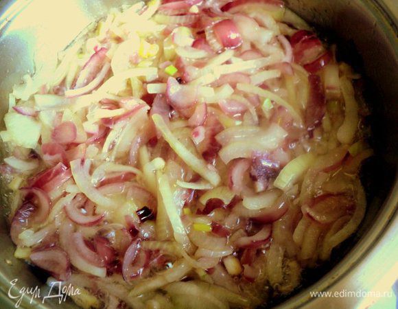 Приготовим соус. Лук порезать четверть кольцами и пассировать на растительном масле до прозрачности.