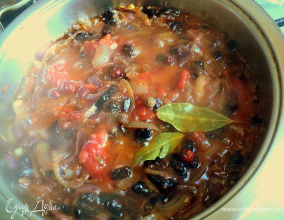 Затем добавить помидоры в собственном соку, специи, соль и перец. Тушить еще 2 минуты. Добавить горчицу с зернами, яблочный уксус, сахар. Долить, если необходимо, немного горячей воды и тушить 2-3 минуты.
