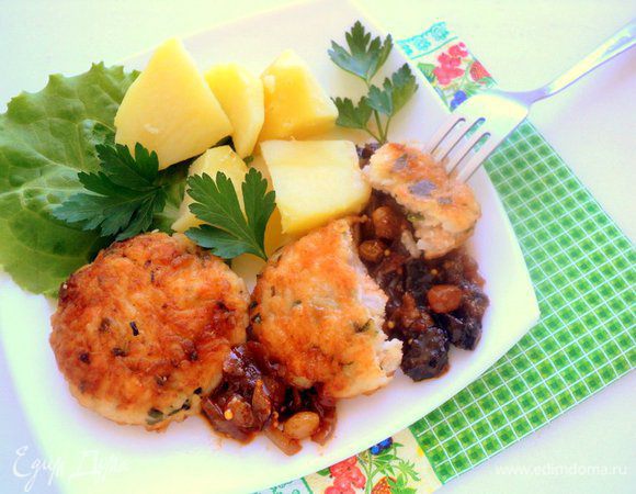 Подавать котлеты с соусом и вареным картофелем. Приятного аппетита!