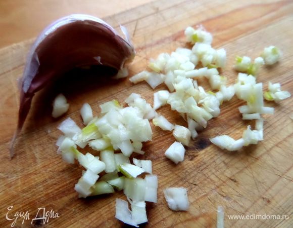 А пока готовим яичный крем-соус: чеснок порубить.