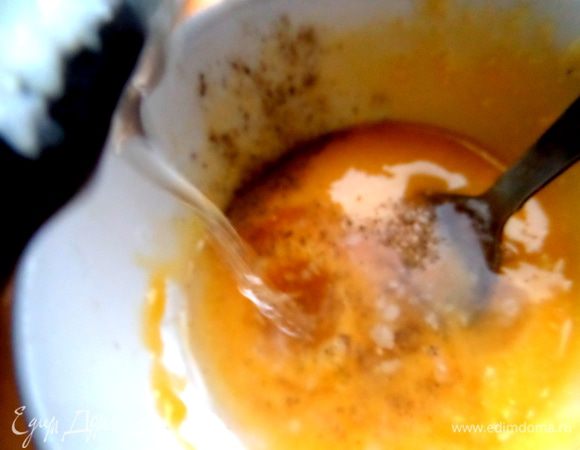 Влить бульон,помешивая...,вначале немного,потом весь!