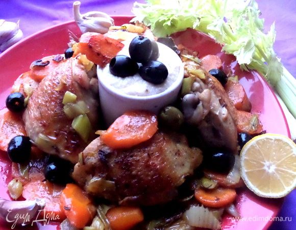 Полить при подаче  соусом курочку или поставить в отдельной креманке и макать кусочки в него)) Очень вкусная курочка,а овощи-вообще объедение)))