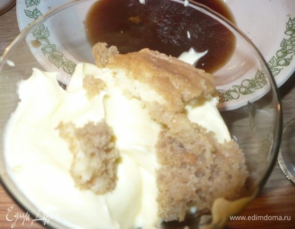 Выкладываем крем и опять пропитанный бисквит и так слоями.