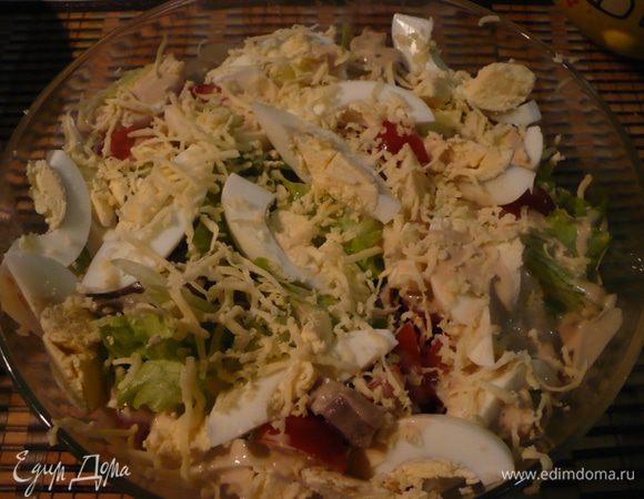 Салат, желудки, помидоры черри порезать пополам, яйца крупно на 8 частей. Заправка: ложка сметаны, майонеза и соевого соуса. Потереть сверху сыр. 