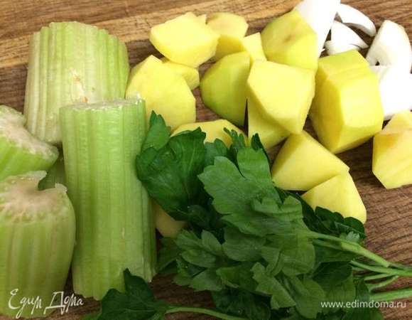 Подготовить все овощи: брокколи помыть и разбрать на соцветия, сельдерей и петрушку помыть, картофель и лук почистить. Лук, картофель и сельдерей нарезать крупными кусочками. 

Кастрюлю с овощным бульоном (или водой) поставить на огонь. Как только бульон закипит, положить лук, картофель, сельдерей и петрушку. Варить овощи в бульоне 10 минут на умеренном огне. 

