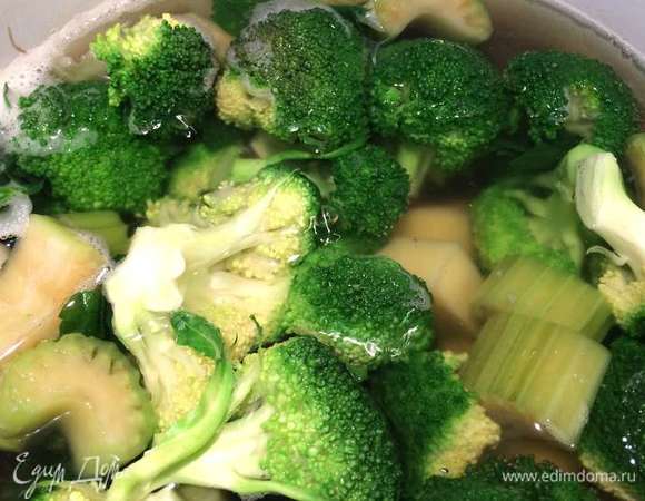 Затем добавить брокколи, соль, черный молотый перец и варить суп еще 10-12 минут. Убрать кастрюлю с огня, измельчить овощи в пюре с помощью погружного блендера.
Густоту супа можно регулировать, если перед взбиванием овощей отлить один половник овощного бульона в чашку и постепенно добавлять его до нужной консистенции супа. 

