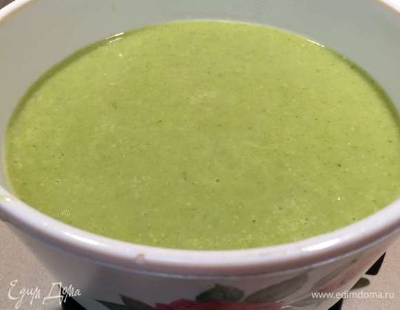 Добавить в суп сливочный сыр и хорошо размешать до однородного состояния. Вернуть кастрюлю с супом на огонь, прогреть и тут же снять с плиты.

