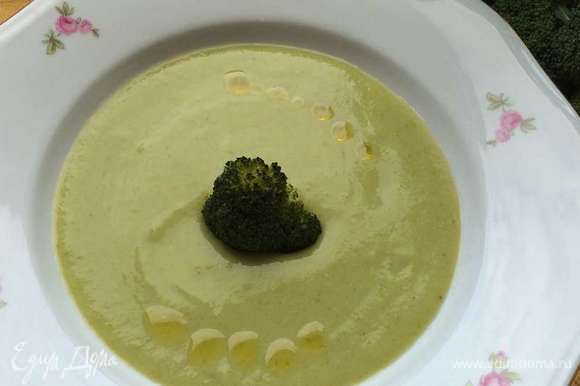 Готовый суп разлить по тарелкам, сверху полить оливковым маслом и посыпать перцем. При подаче добавить в каждую тарелку отварное соцветие брокколи или половинку куриного яйца.