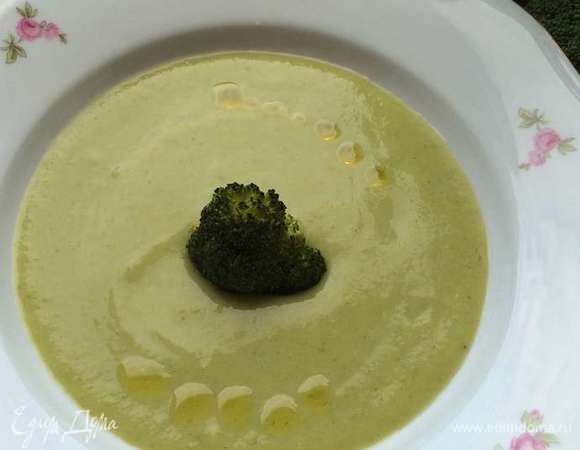 Готовый суп разлить по тарелкам, сверху полить оливковым маслом и посыпать перцем.

При подаче добавить в каждую тарелку отварное соцветие брокколи или  половинку куриного яйца.
