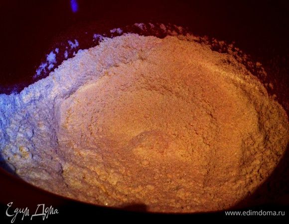 Просеять в миску муку, разрыхлитель, какао и ванилин. Перемешать.