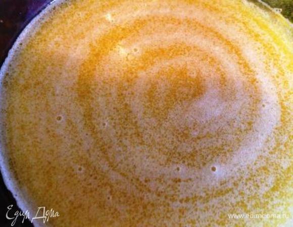 Растопить масло и смешать его с кока-колой.