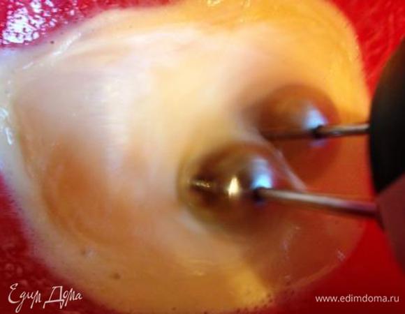 Взбить яйца с сахаром добела.