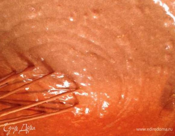 Смешать яичную смесь с растопленным с кока-колой маслом и мучной смесью и все тщательно перемешать.