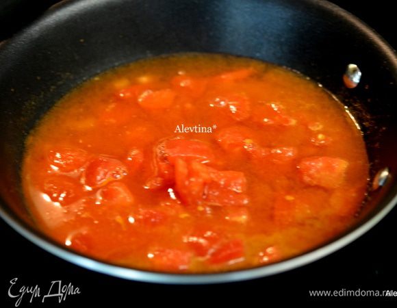 Разогреть оливковое масло обжарить чеснок с тмином и паприкой 1 мин. Добавить 100 мл воды и порезанные кубиками баночные томаты. Довести до кипения, убавить огонь.
