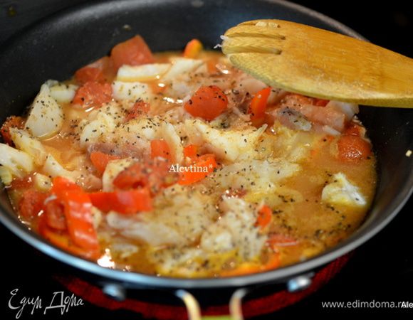 Рыбу порезать мелко на кусочки, у меня треска. Добавить в жидкость и тушить до готовности рыбы.