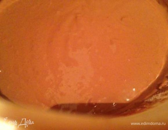 Крем можно приготовить накануне, а можно и пока выпекается корж.
Растопить шоколад на водяной бане. 200 мл сливок закипятить. Смешать сливки с шоколадом до эмульсиобразного состояниия. Добавить еще 200 мл сливок в шоколадную массу, перемешать и поставить в холодильник, минимум, на 2 часа (сначала крем жидкий, но в холодильнике он застынет и мы его взобьем до кремообразного состояния).