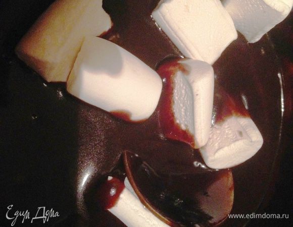 Приготовить глазурь.
Соединить все ингредиенты (кроме маршмеллоу), поставить на плиту и, постоянно помешивая, довести до кипения. Когда остынет - бросить туда горсть маршмеллоу.