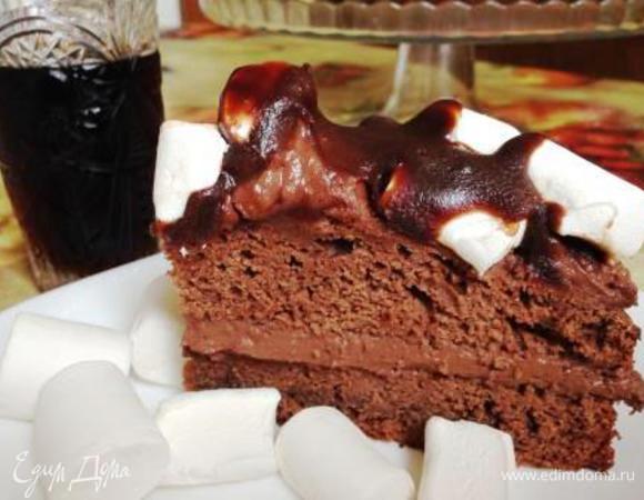 Собрать торт.
На нижний (пропитанный или нет - на ваше усмотрение) корж выложить половину охлажденного и взбитого крема, на него, если хотите, факультативно, рисовые шарики. Сверху второй корж (пропитанный либо нет), на него оставшийся крем. Сверху торт полить глазурью с маршмеллоу.
Подавать можно с чаем или с Кока-колой.