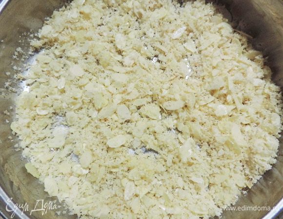 Как только смесь стала горячей, понемногу высыпаем на сковороду сахар и по кусочку добавляем масло (30г). Сковорода к этому моменту уже хорошо разогрета. Масло и сахар сразу плавятся и у нас получается карамель. Перемешиваем, чтобы все содержимое сковороды равномерно покрылось карамелью. На этом этапе уже очень вкусно))).