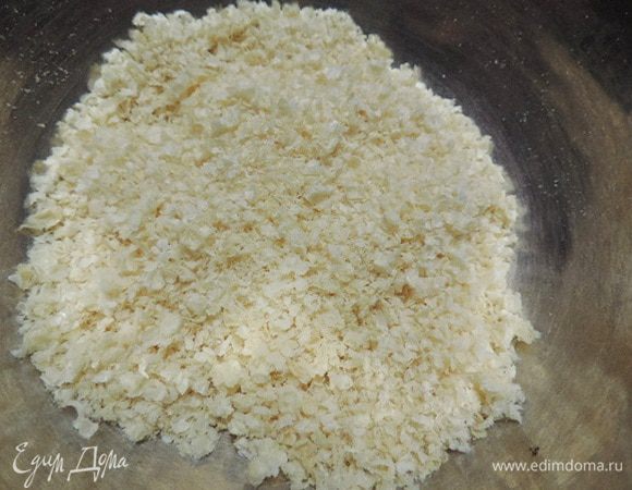 Теперь приготовим вафельную крошку. Для этого берем готовые вафельные листы. У меня небольшие круглые. Их понадобится ровно 4 шт. Но количество я указала в граммах, так как размер вафель у всех может быть разным. Руками растираем вафли в крошку. В ингредиентах сразу крошка, так как вафельных листов там не было).