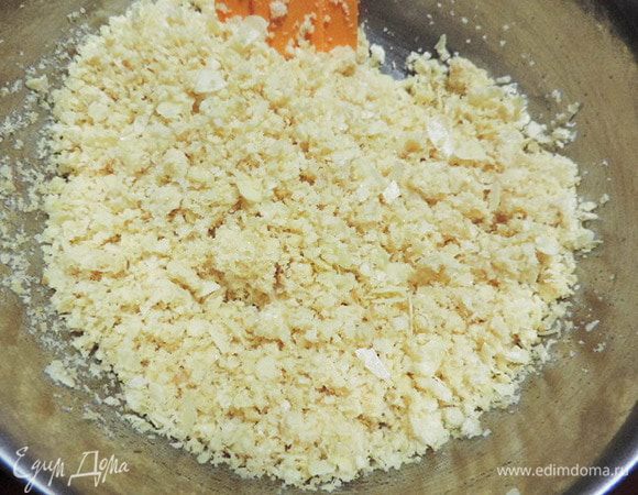 Параллельно растопим на водяной бане (или любым удобным для вас способом) шоколад с оставшимся маслом (50 г). Соединим шоколадную смесь с сухой и вафельной крошкой и тщательно перемешаем.