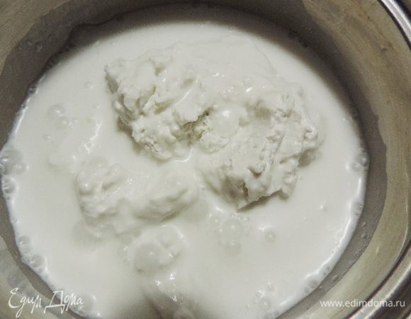 Для приготовления суфле нам понадобится кокосовое молоко. Его можно приготовить самостоятельно (смотрим тут http://www.edimdoma.ru/retsepty/66946-tort-karaybi) или взять готовое. 
У меня молоко было магазинное, оно хранилось в холодильнике. Когда я открыла пачку, меня ждал сюрприз в виде затвердевшего жира. 
Желатин заливаем 5-6 ст.л. холодного кокосового молока.
Остальное молоко нагреваем в кастрюльке, пока оно не станет однородным и хорошо теплым.