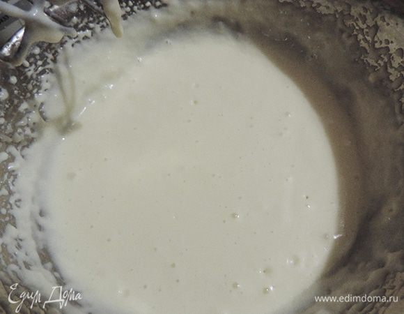 Набухший желатин растопить на водяной бане. Нагретое молоко смешиваем со сгущенкой (выберите качественную и вкусную) и растопленным желатином.
Ставим смесь для ускорения процесса в морозилку(минут на 20-30). Как только она начнет густеть, вынимаем ее из морозилки, взбиваем миксером до однородности, добавляем растопленный белый шоколад и перемешиваем.