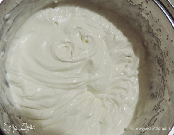 Перед тем, как достать смесь из морозилки, взбиваем сливки до устойчивых пиков. Если вы их взбили раньше, чем кокосовая смесь начала застывать, поставьте сливки в холодильник.