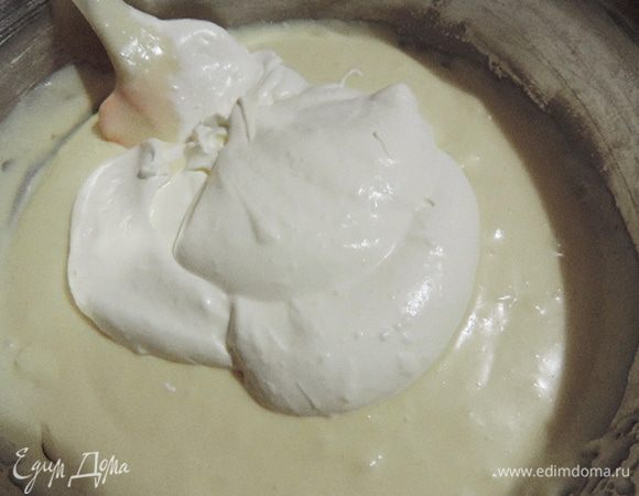 В кокосово-шоколадную смесь в три приема вводим взбитые сливки. Каждый раз аккуратно перемешиваем лопаткой до однородности.