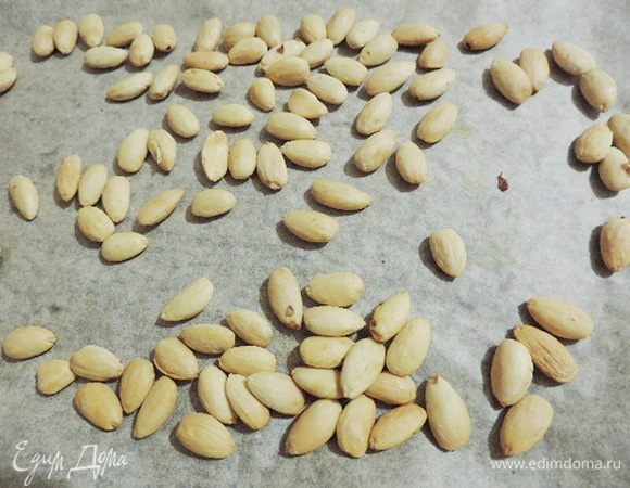 Самым первым делом подготовим миндаль. Это можно сделать и заранее. Заливаем миндаль кипятком и оставляем минут на 5. Затем воду сливаем, а миндаль теперь легко очистить от кожицы, просто сдавив его пальцами. Очищенный миндаль отправляем в разогретую до 150 градусов духовку. Там он должен пробыть до того времени, когда начнет становиться золотистым. Точное время зависит от вашей духовки. Мне понадобилось чуть больше 10 минут. Главное - не пережарить миндаль))).